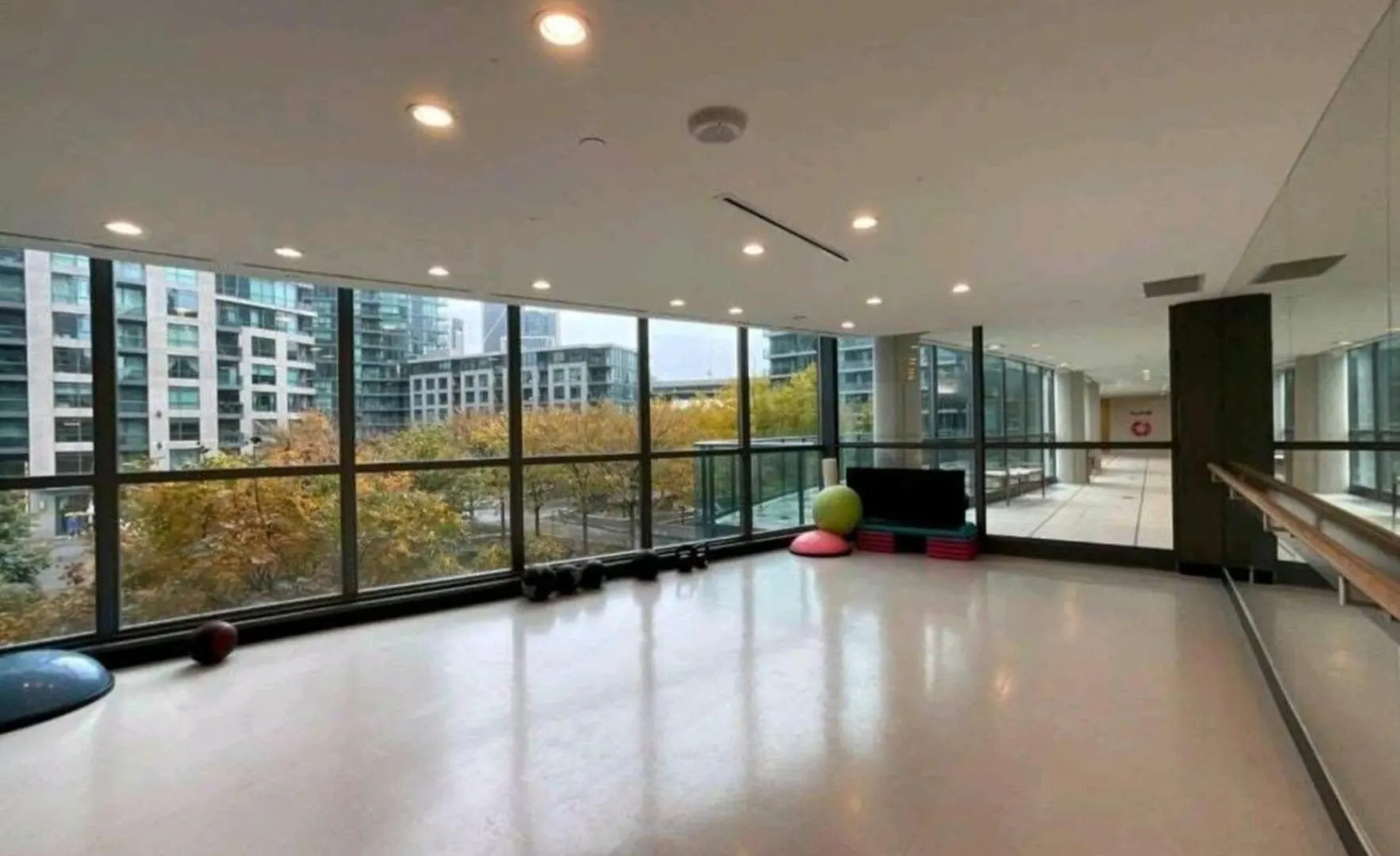 טורונטו Cn Tower View With Free Parking, Pool, Gym, Free Skating, And More דירה