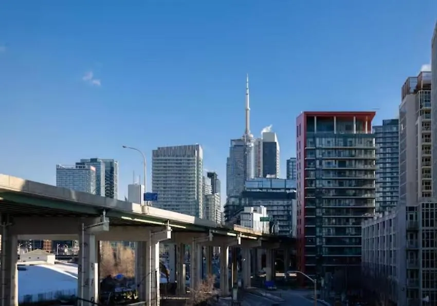Cn Tower View With Free Parking, Pool, Gym, Free Skating, And More Toronto Canadá